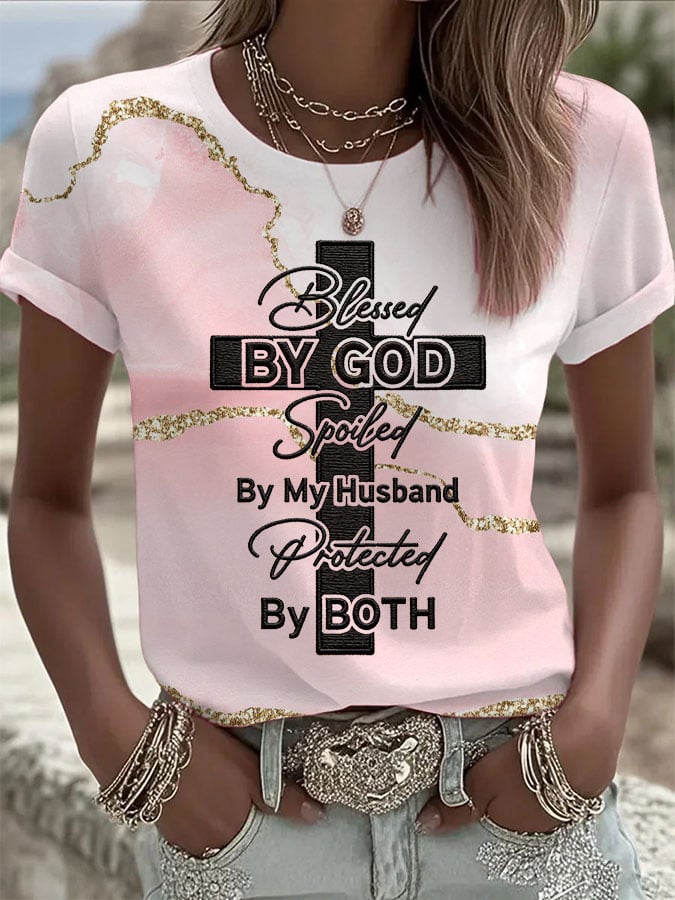 T-shirt graphique « Bénie par Dieu, gâtée par mon mari, protégée par les deux femmes » 