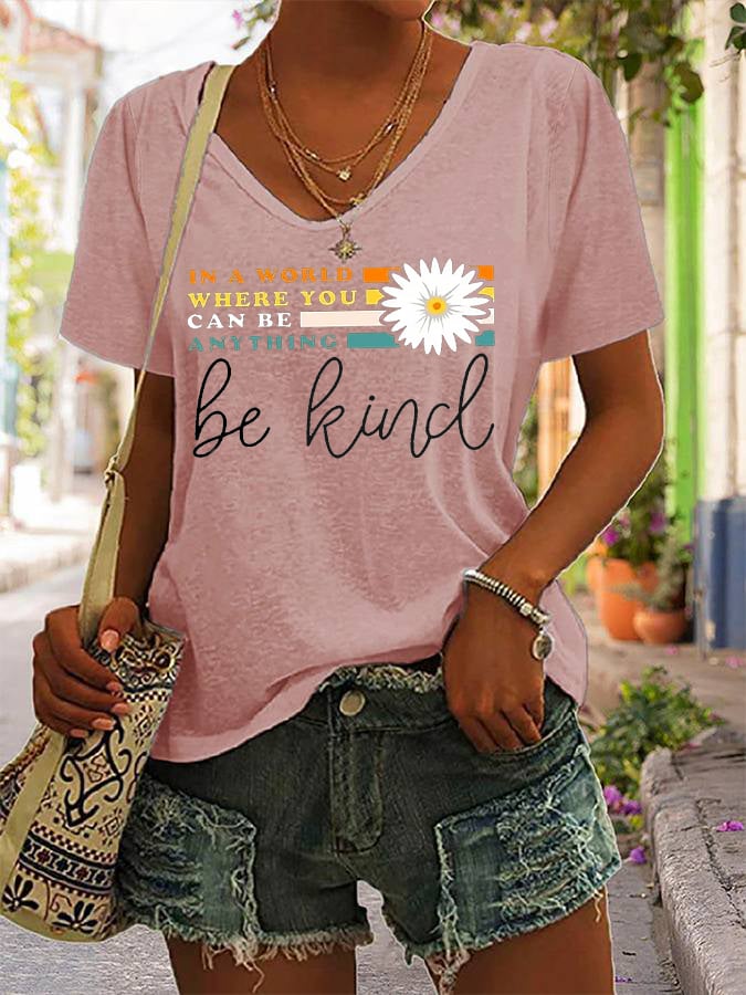 T-shirt décontracté à col en V pour femmes : « Dans un monde où vous pouvez être tout ce que vous voulez, soyez gentille ». 