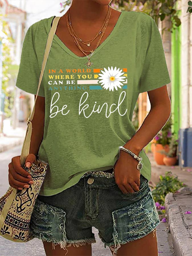 T-shirt décontracté à col en V pour femmes : « Dans un monde où vous pouvez être tout ce que vous voulez, soyez gentille ». 