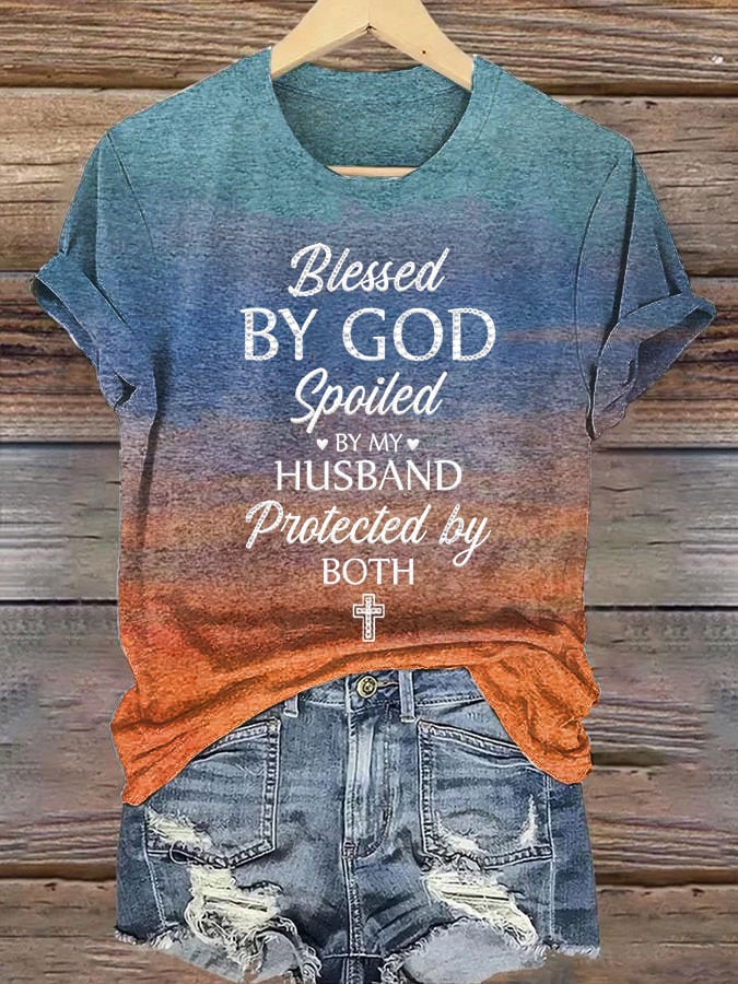 T-shirt graphique à message religieux - Bénie par Dieu et protégée par les deux 