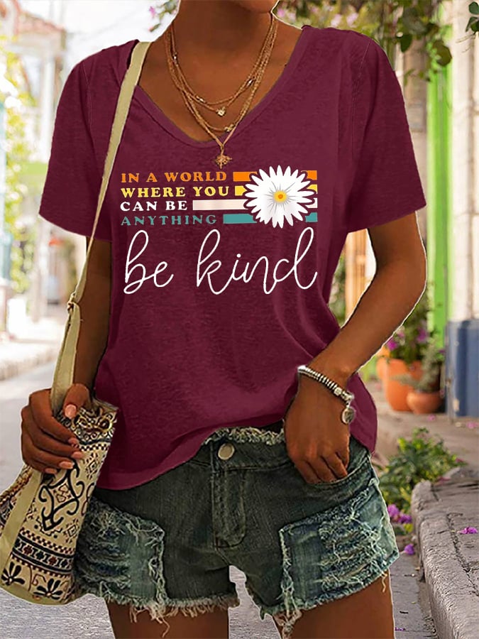 T-shirt décontracté à col en V pour femmes : « Dans un monde où vous pouvez être tout ce que vous voulez, soyez gentille ». 