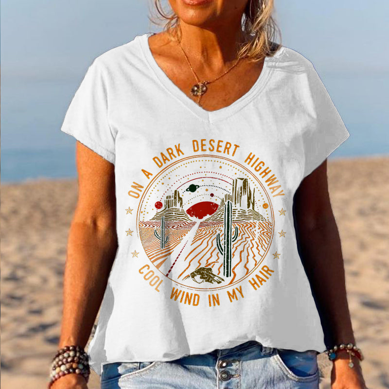 T-shirts graphiques sur une route désertique sombre, paysage désertique 