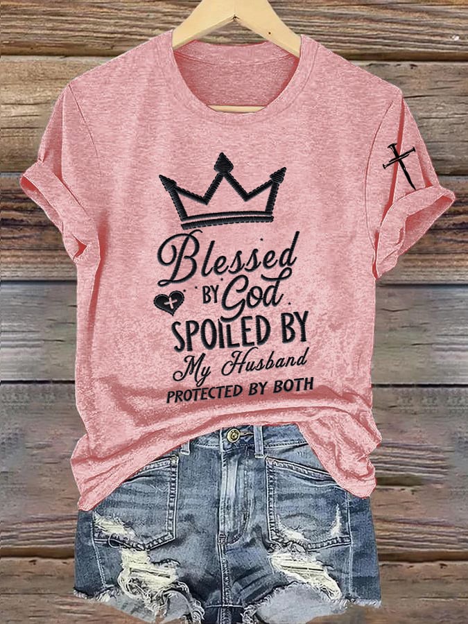 T-shirt graphique « Bénie par Dieu, gâtée par mon mari, protégée par les deux femmes » 