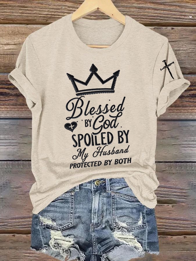 T-shirt graphique « Bénie par Dieu, gâtée par mon mari, protégée par les deux femmes » 