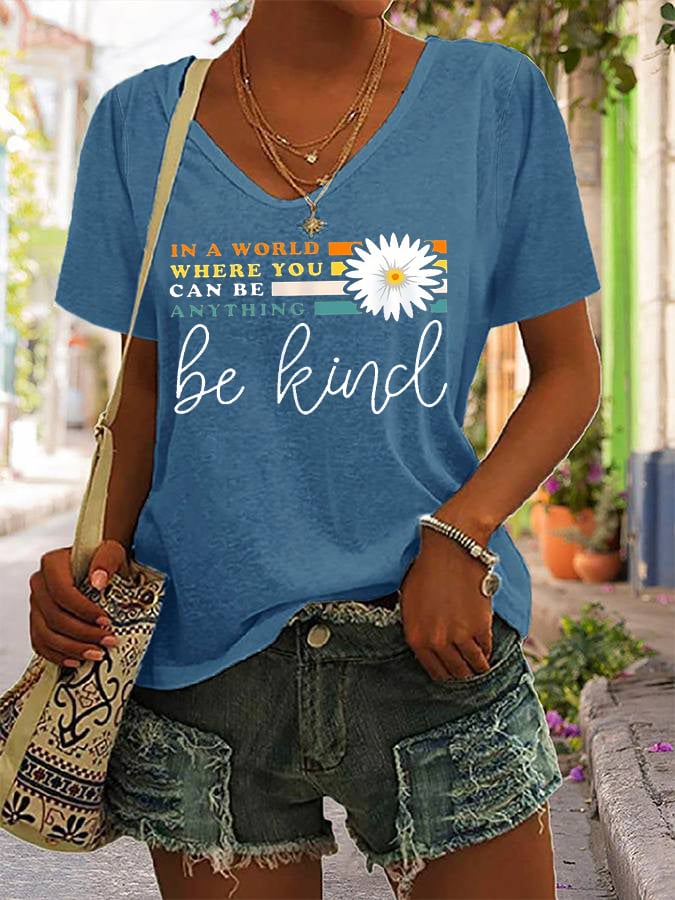 T-shirt décontracté à col en V pour femmes : « Dans un monde où vous pouvez être tout ce que vous voulez, soyez gentille ». 