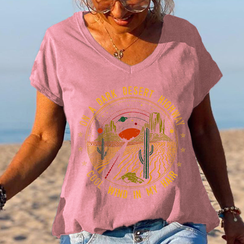 T-shirts graphiques sur une route désertique sombre, paysage désertique 