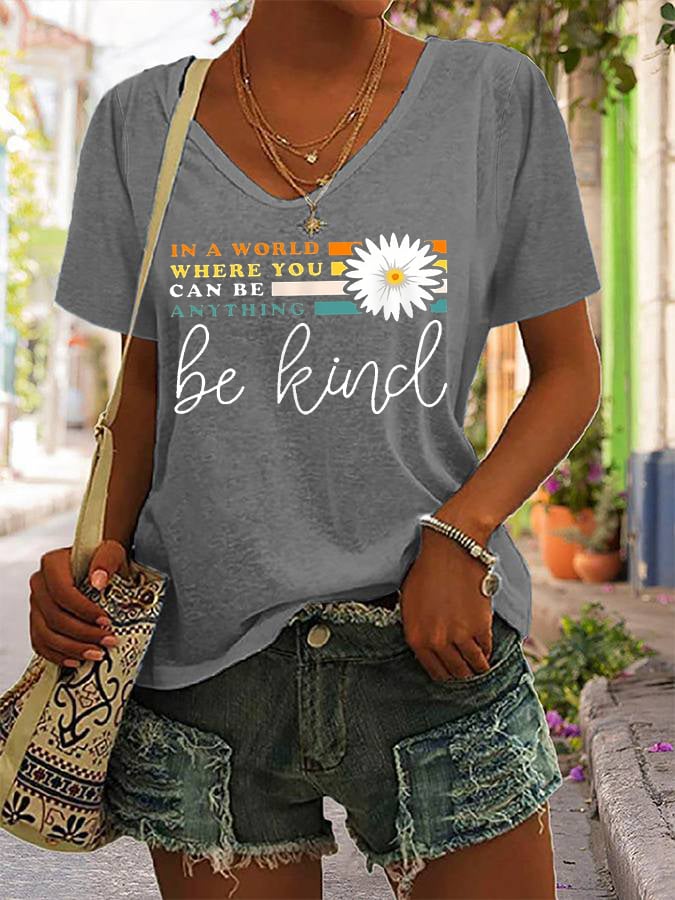 T-shirt décontracté à col en V pour femmes : « Dans un monde où vous pouvez être tout ce que vous voulez, soyez gentille ». 