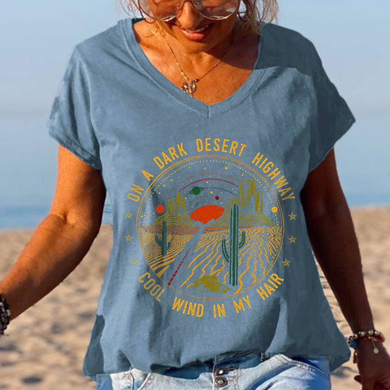 T-shirts graphiques sur une route désertique sombre, paysage désertique 