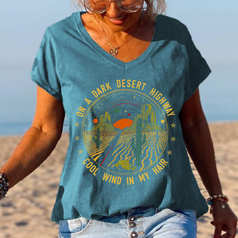 T-shirts graphiques sur une route désertique sombre, paysage désertique 