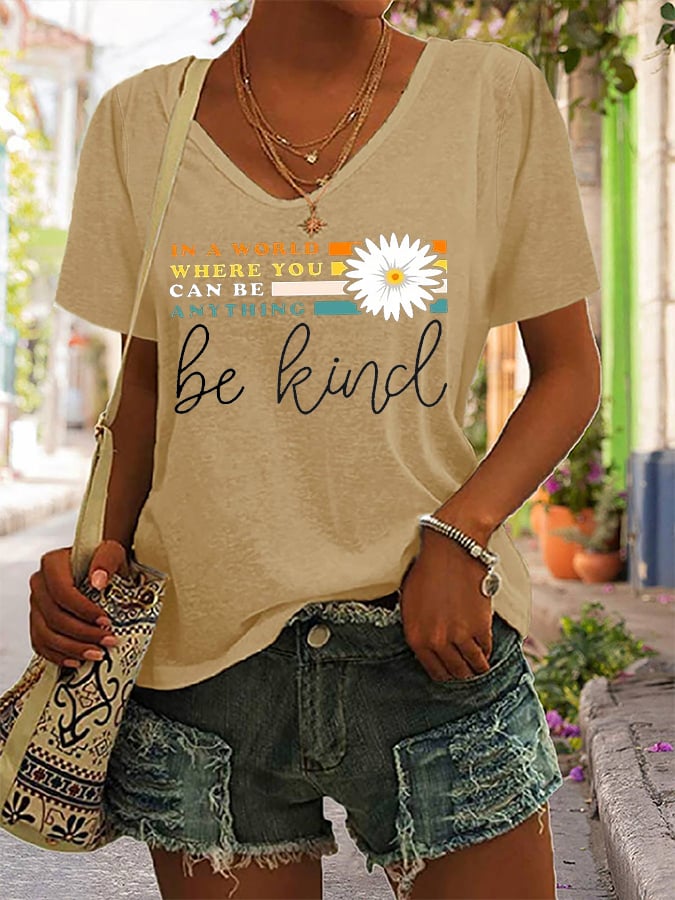 T-shirt décontracté à col en V pour femmes : « Dans un monde où vous pouvez être tout ce que vous voulez, soyez gentille ». 