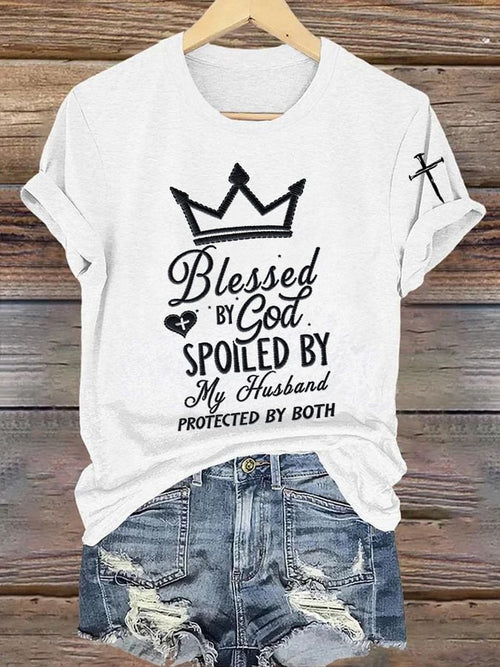 T-shirt graphique « Bénie par Dieu, gâtée par mon mari, protégée par les deux femmes » 