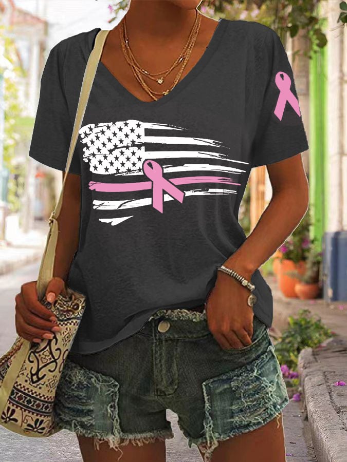T-shirt à col en V pour femme, avec ruban rose et drapeau américain, symbole de sensibilisation au cancer du sein. 